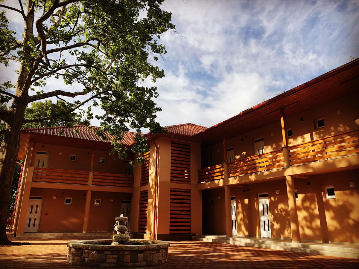 Boro Apartman ทิสซาฟือแรด ภายนอก รูปภาพ